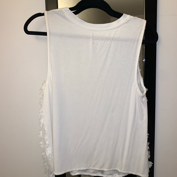 A NEW DAY: WHITE FLOWER SLEEVELESS SHIRT!!! - Picture 2 of 3